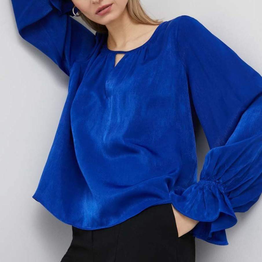 Bluza din colecția Dkny în nuanță de albastru roial, cu fason lejer și mâneci ample, finisate 