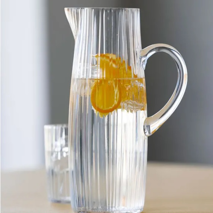 Carafă din sticlă Bitz Kusintha cu un volum de 1,2 l. Are un design modern și striații decorative fine