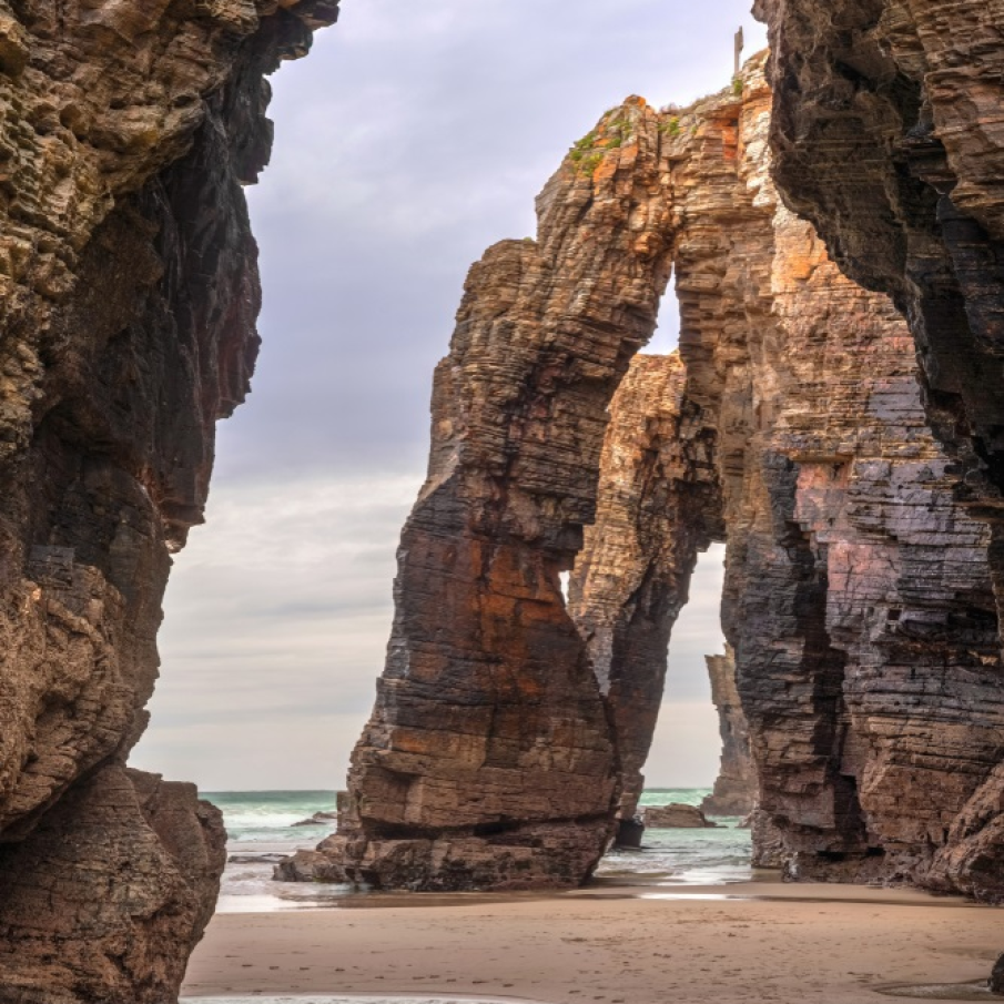 Plaja catedralelor (Playa de las Catedrales) din Galicia, Spania 