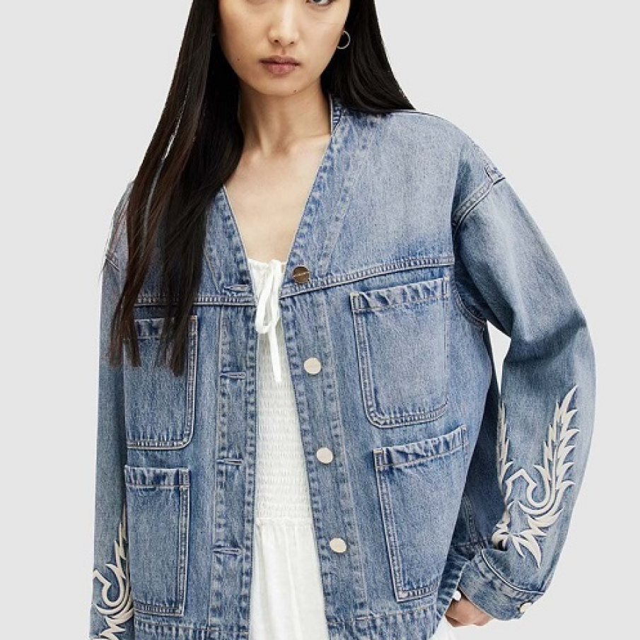 Geacă AllSaints tip relaxed fit din denim, cu buzunare geometrice și decorațiuni albe pe mâneci 