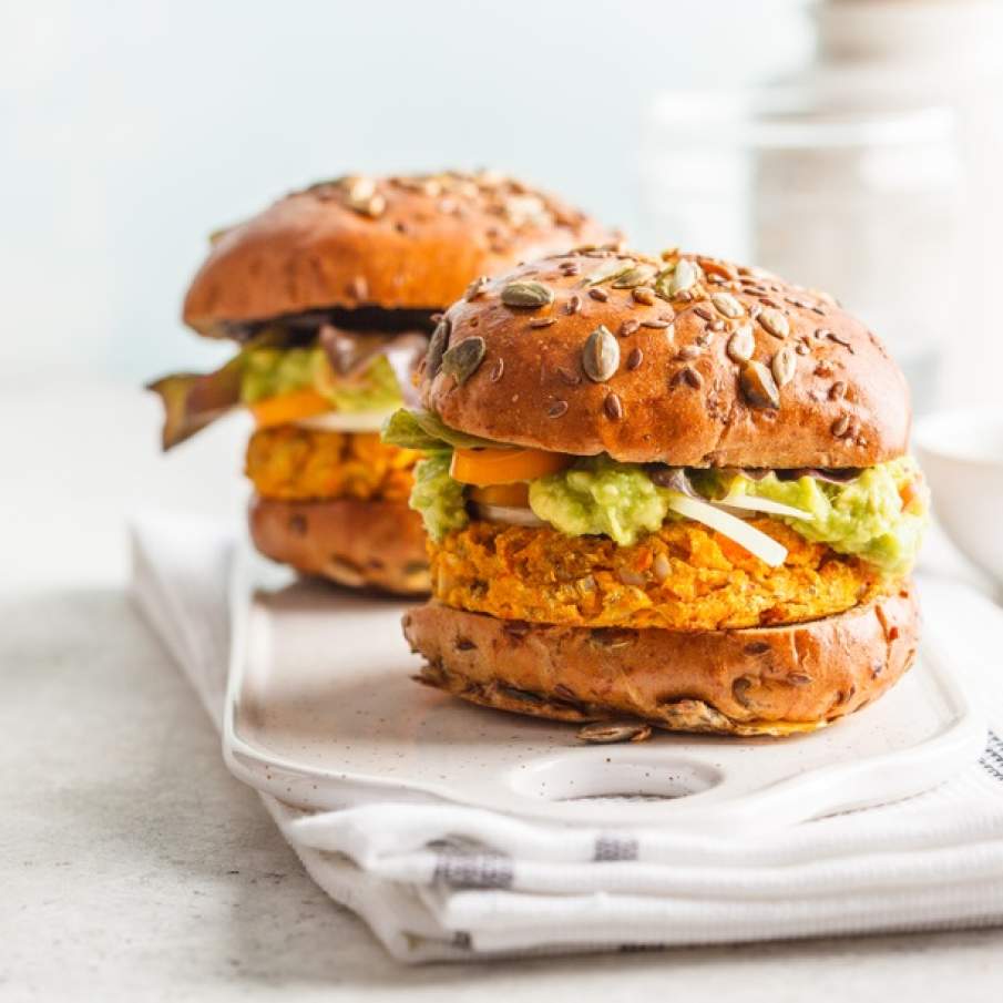 Aperitiv de toamna în stil american: Burger vegan cu umplutură de avocado și chifteaua realizată din dovleac 