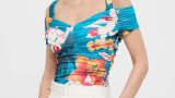 Top cu imprimeu floral multicolor din colecția Guess, cu decolteu în V, încrețituri decorative și bretele 