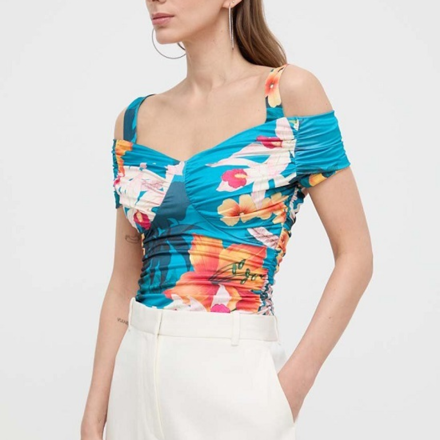 Top cu imprimeu floral multicolor din colecția Guess, cu decolteu în V, încrețituri decorative și bretele 