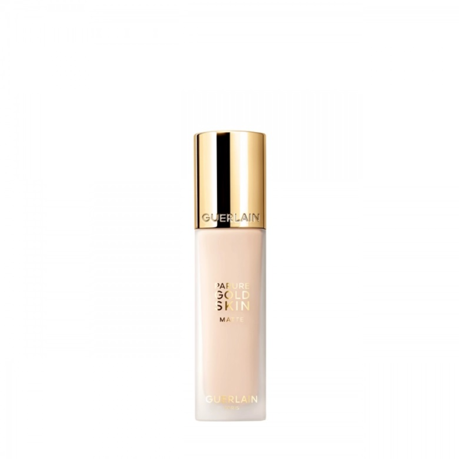 Fondul de ten Parure Gold Skin Mat Foundation de la Guerlain are o formulă îmbogățită cu un strop de aur pur de 24k și extract de bujor alb pentru a oferi tenului un aspect mat și catifelat