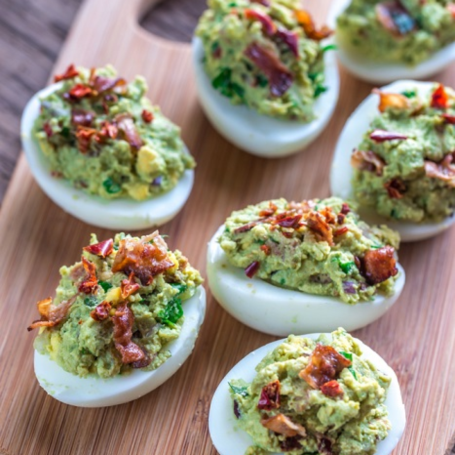 Ouă umplute cu guacamole din avocado, cu topping de bacon prăjit 