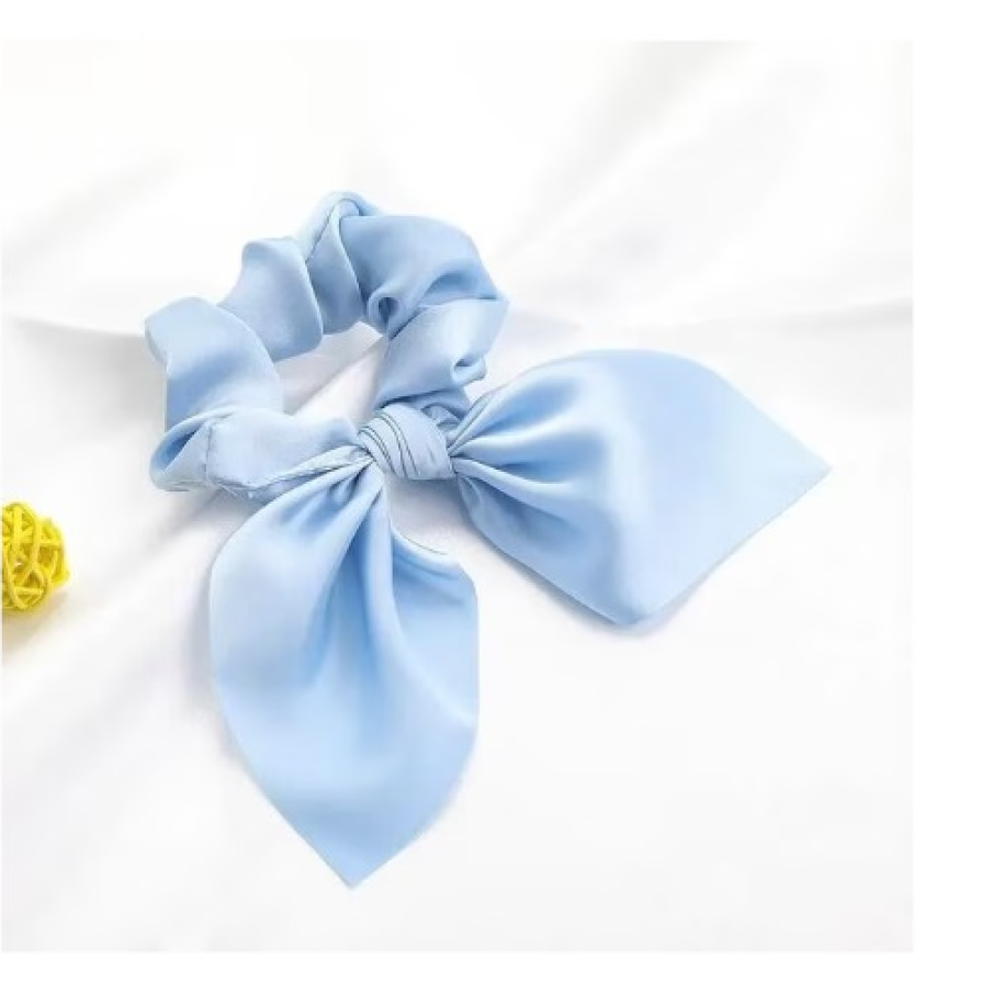 Elastic de păr tip scrunchie, din satin, în nuanță de bleu ciel, cu o fundă amplă atașată pentru un efect stilat și feminin