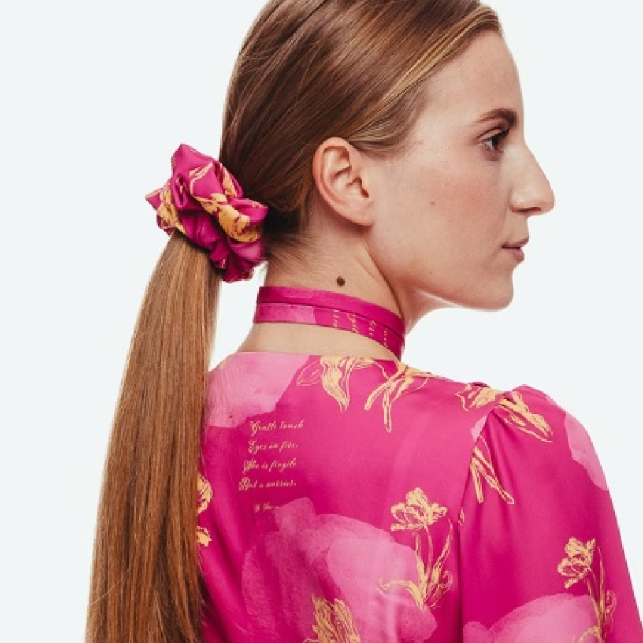 Scrunchie elegant și amplu, cu model floral, care îți va prinde bine părul și îl va scoate în evidență 