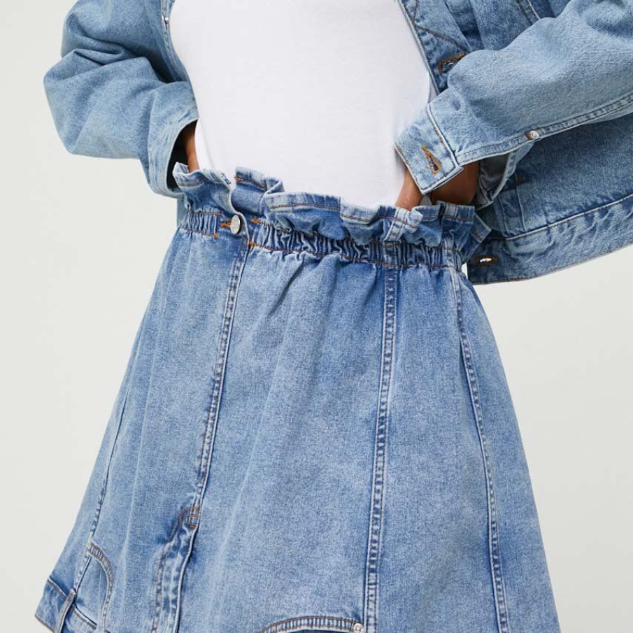 Fustă din colecția Moschino Jeans cu kroju în clos, confecționat din denim elastic, cu talie încrețită și buzunare inversate decorative  