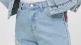 Pantaloni scurți din colecția Answear Lab confecționati din denim, până deasupra genunchiului, cu abraziuni decorative