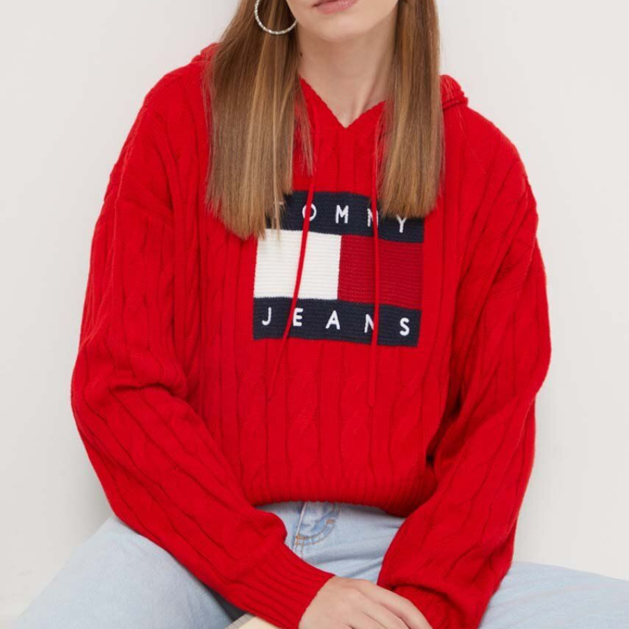 Pulover casual și scurt de la Tommy Jeans confecționat din material moale și plăcut la atingere. Are glugă și linia umerilor căzută