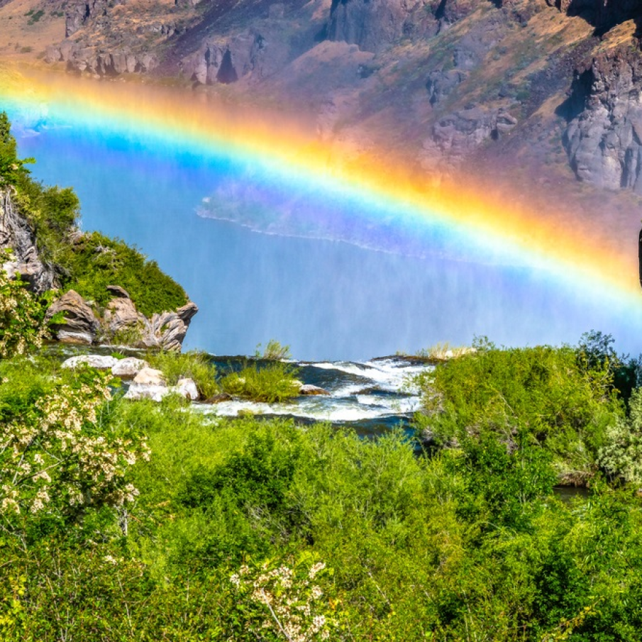 Senin de vară și curcubeu dublu deasupra cascadelor Shoshone din Idaho, SUA