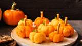 Aperitive de toamnă demne de o petrecere tematică sau chiar de Halloween: bile de brânză în formă de dovleac decorate cu sticksuri și frunzulițe de pătrunjel