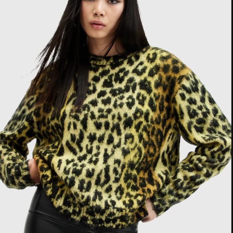 Pulover supradimensionat cu animal print de la AllSaints, în nuanțe de galben cu negru 