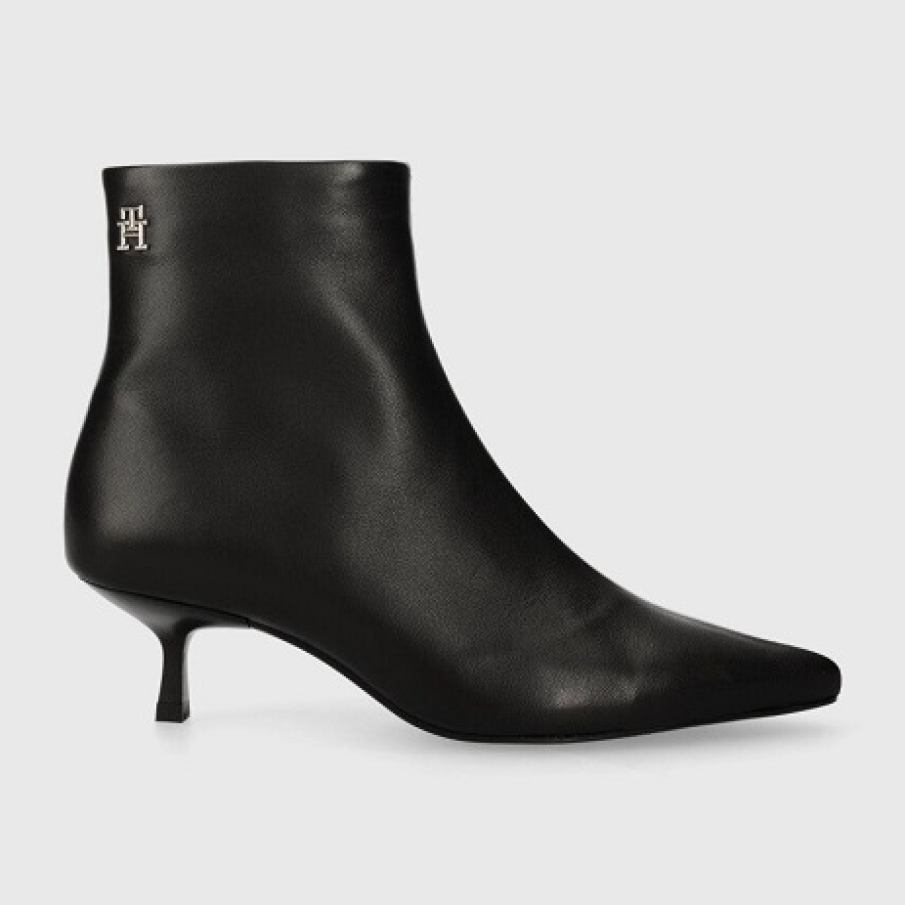 Botine negre de piele Tommy Hilfiger, simple, cu toc kitten și vârf ascuțit, perfecte pentru a crea o ținută elegantă sau casual smart 