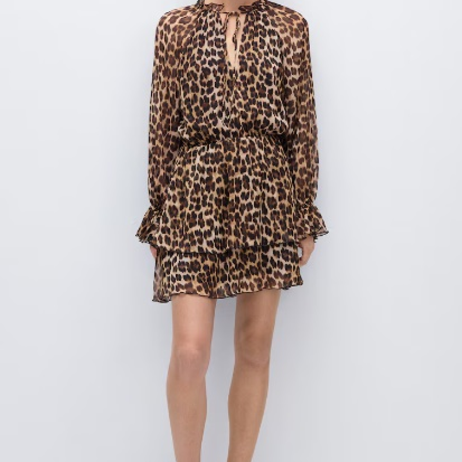 Rochie scurtă cu animal print de la Mango, perfectă pentru o zi mai călduroasă de toamnă