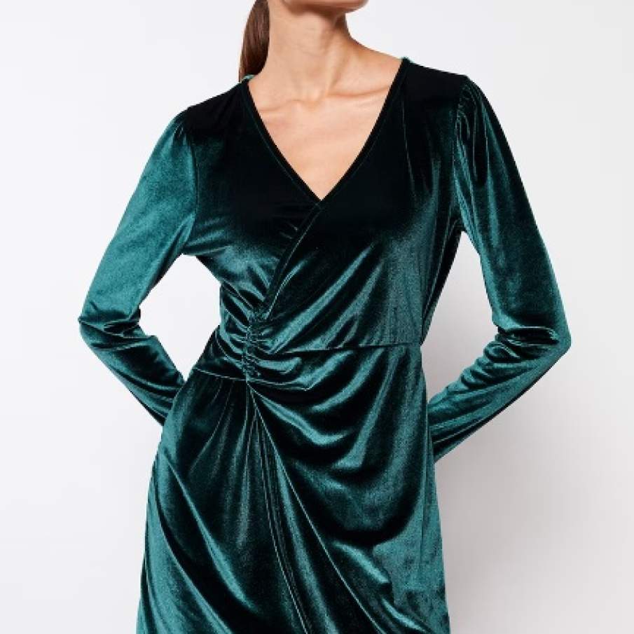 Rochie de catifea cu fronseuri LC WAIKIKI, petrecută, în nuanță de verde englezesc. Are un aspect elegant și prețios 