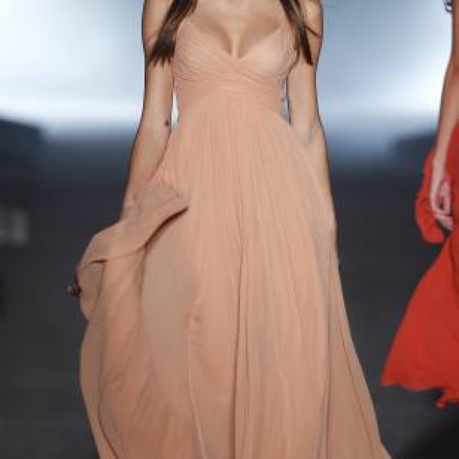 Rochia maxi fluida, in culori nude