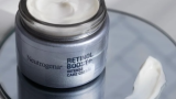 Crema intensivă de îngrijire Neutrogena Retinol Boost contribuie la netezirea liniilor fine și a ridurilor și hidratează, lăsând tenul neted și reducând totodată apariția petelor pigmentare 