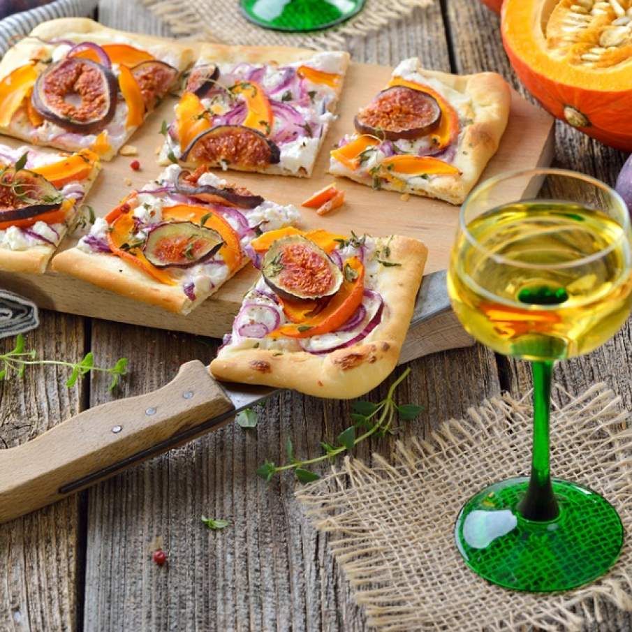 O delicatesă cum doar toamna poți servi: Tarte flambée cu brânză cremă de oaie, felii de ceapă roșie, dovleac și smochine 