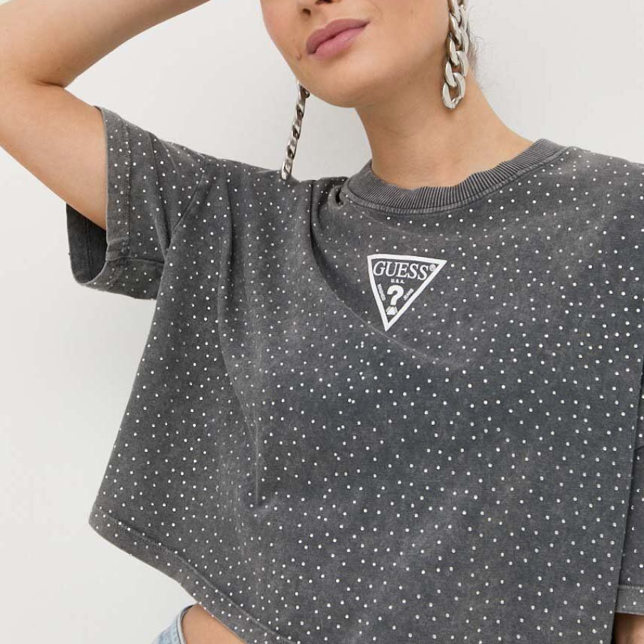 Tricou larg în stil crop din colecția Guess, având imprimat logo-ul brandului. Este din bumbac confortabil și este decorat cu ștrasuri