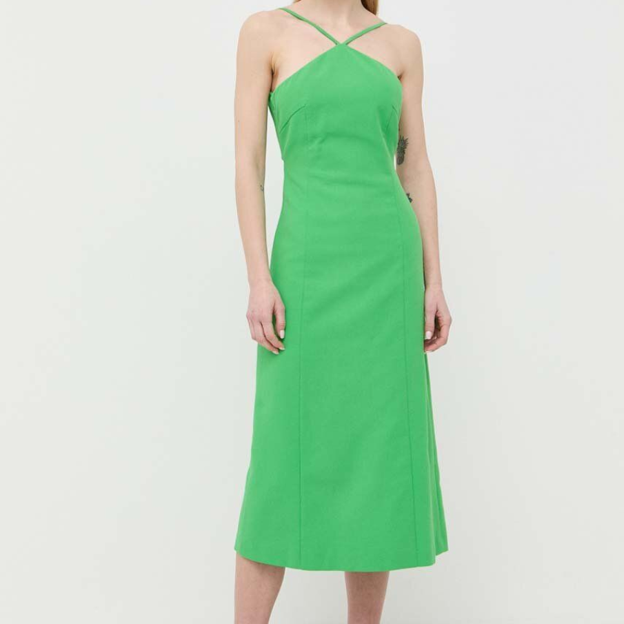 Rochie elegantă verde din colecția Beatrice B, confecționată din țesătură netedă, cu halter neckline ce pune în valoare linia umerilor și a gâtului