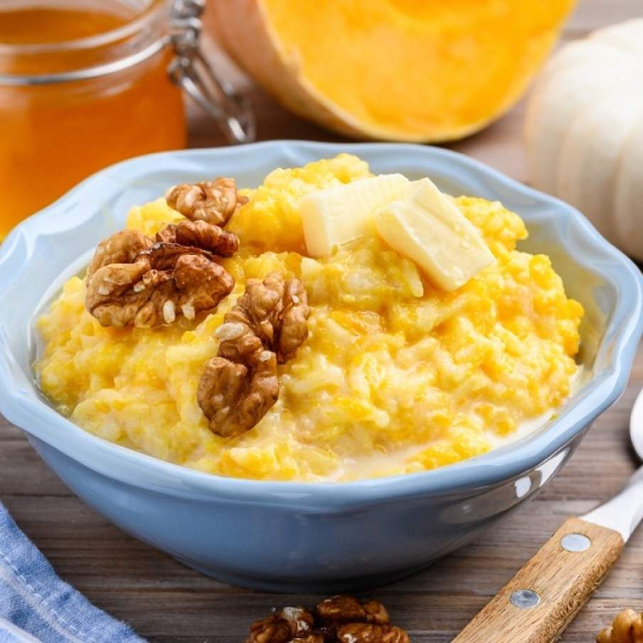 Pentru diminețile când ești pe grabă sau când ai chef de un aperitiv sănătos: porridge cu orez, lapte, dovleac servit cu miere, nuci și un pic de unt deasupra 