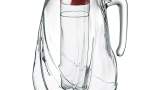 Carafă de apă din sticlă, cu răcitor, de la Bormioli. Este ideală pentru  a servi apă, limonadă sau diverse sucuri 