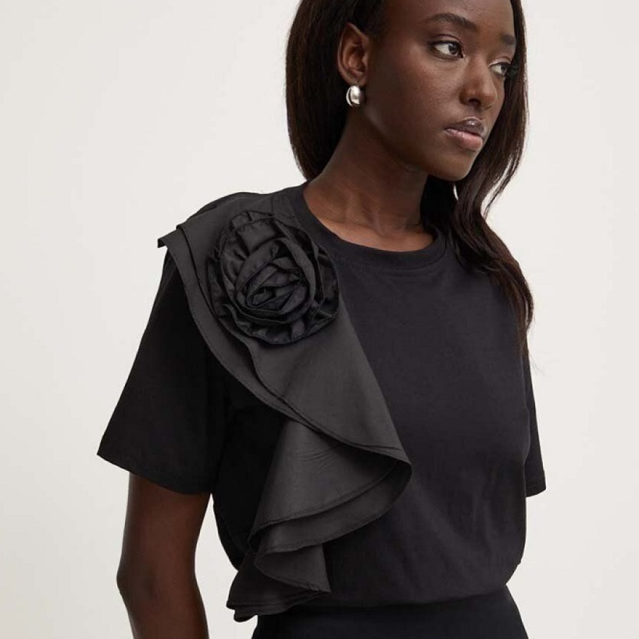 Bluză neagră din colecția Answear Lab cu tăiere simplă și un element decorativ de efect și amplu pe partea dreaptă