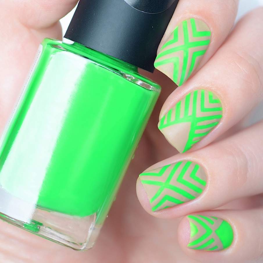 Manichiură verde neon pe bază de bej nude, cu pattern geometric format din dungi și triunghiuri