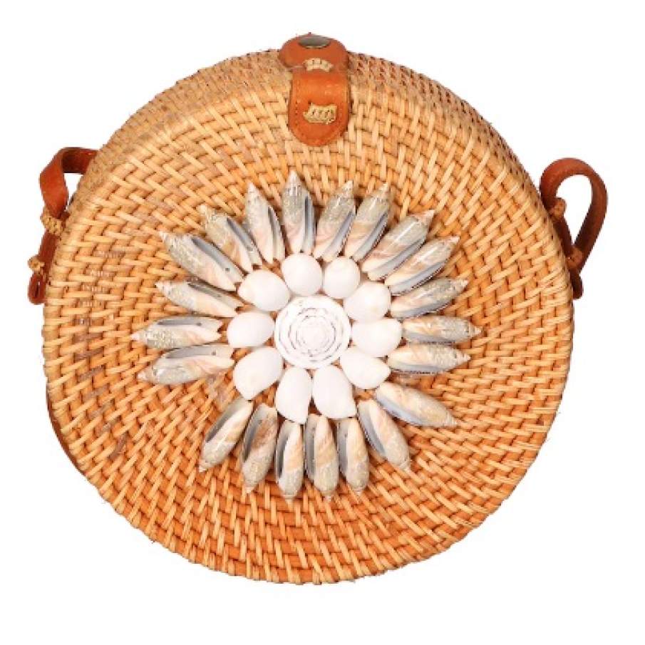 Geantă crossbody de paie de la Gave Lux cu detalii decorative albe și tip scoică 