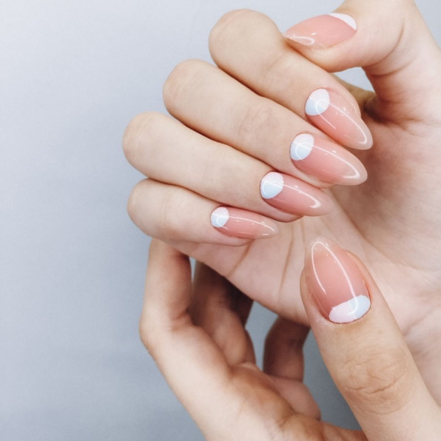 Nail art cu aspect natural, care respectă aspectul natural al unghiilor și doar îl pune în evidență 